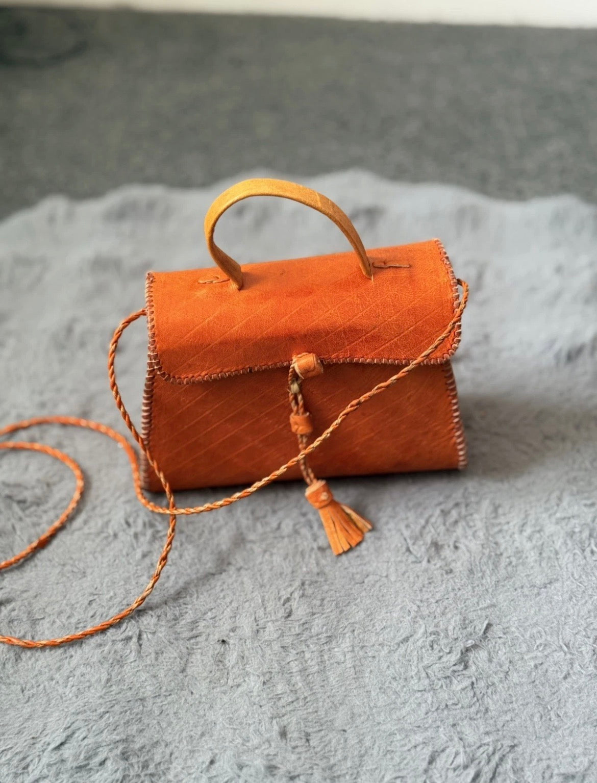 Handmade Brown Leather Crossbody Bag – Braided Strap, Rustic Artisan Purse.